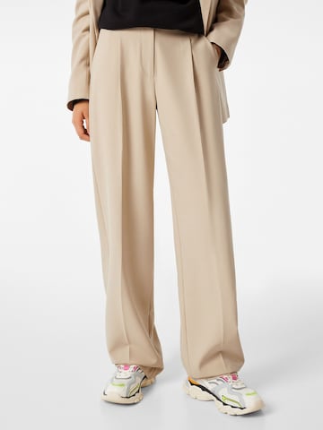 Bershka Loose fit Pleat-Front Pants in Beige: front