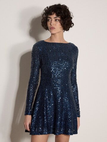 Apricot Sequin Embellished Skater Mini Dress ' Minikleid im Skater-Stil ' in Blau: Vorderseite