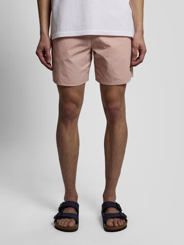 Loosefit Shorts de bain Lyle & Scott en rose : devant