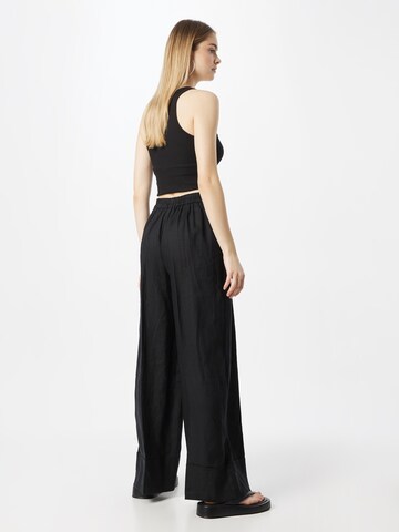 Wide leg Pantaloni con piega frontale di UNITED COLORS OF BENETTON in nero