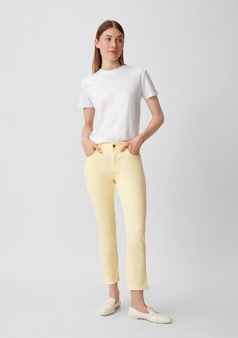 COMMA Slimfit Jeans in Geel: voorkant