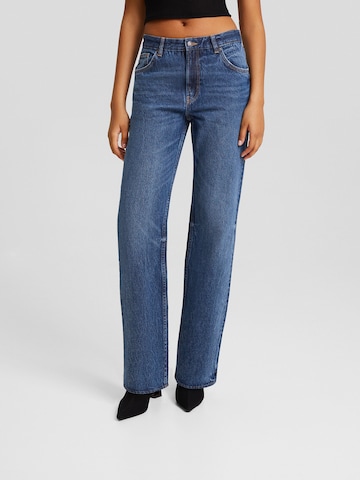 Bershka Regular Jeans in Blue: front