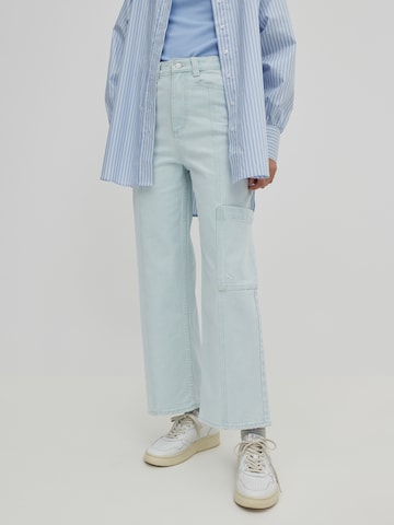 EDITED Wide leg Cargo Jeans 'Adelee' in Blue: front