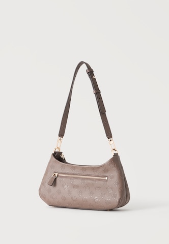 GUESS Τσάντα ώμου 'Carmella' σε καφέ