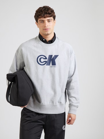 Sweat-shirt Calvin Klein Jeans en gris : devant