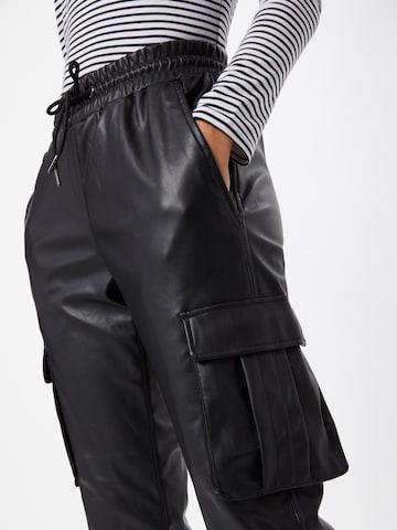 Urban Classics Ozke Kargo hlače | črna barva