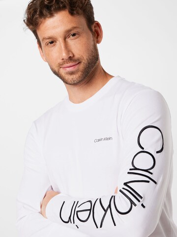 T-Shirt Calvin Klein en blanc