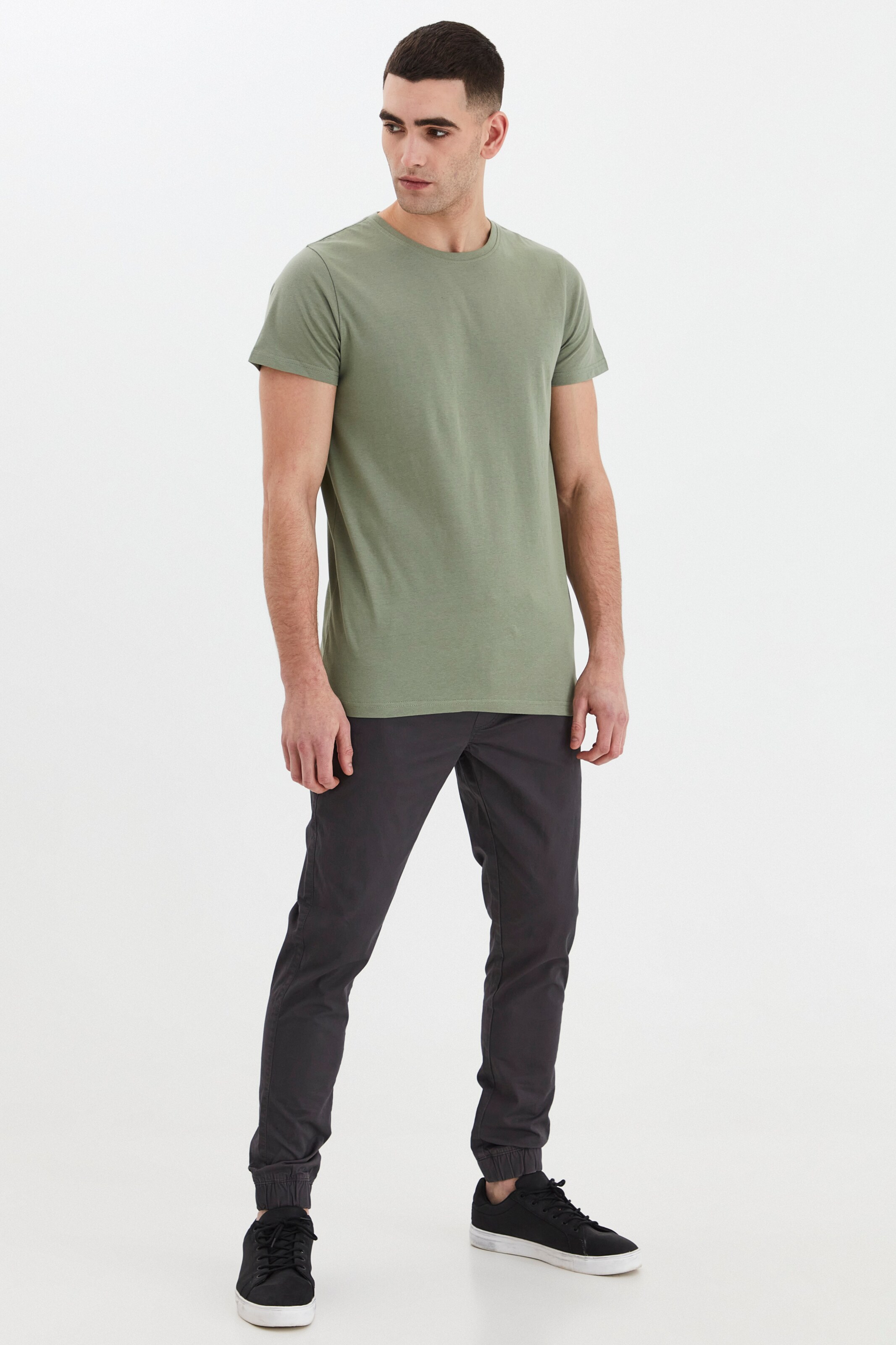Männer Shirts  Solid T-Shirt 'PEKO' in Grün - JG10949