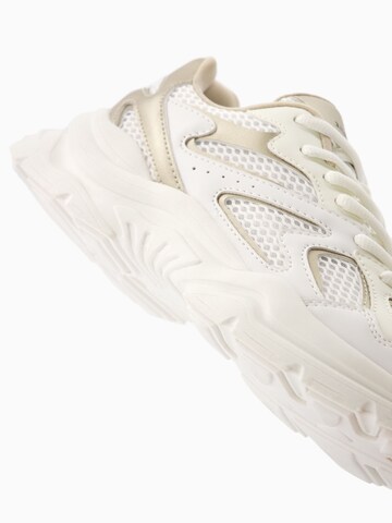 Baskets basses Bershka en blanc