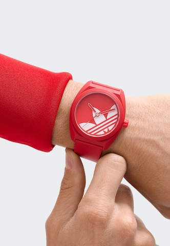 Montre à affichage analogique 'PROJECT THREE' ADIDAS ORIGINALS en rouge : devant