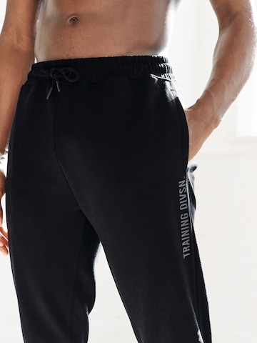 Next Tapered Broek 'Active Training Division' in Zwart