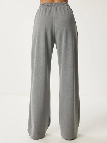 Wide leg Pantaloni di Happiness İstanbul in grigio