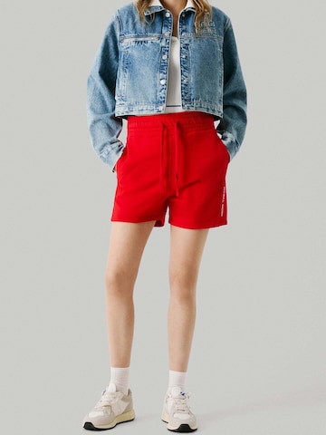 Red Bull Racing x Pepe Jeans Regular Broek in Rood: voorkant