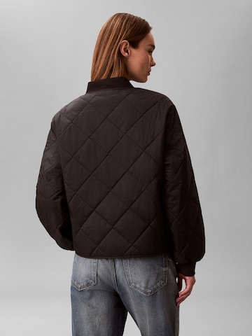 Calvin Klein Jeans Välikausitakki värissä musta