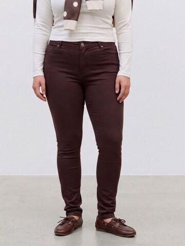 Vero Moda Curve - Skinny Vaquero 'VMCPOLLY' en marrón