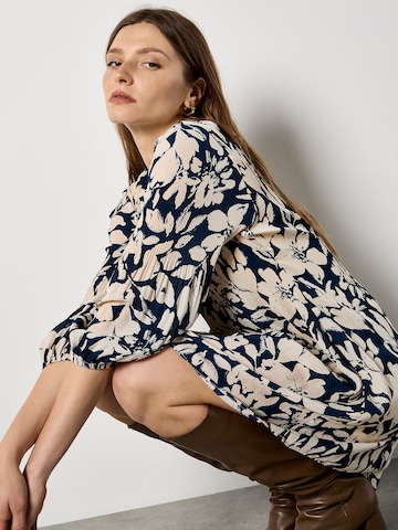 Robe Apricot en bleu