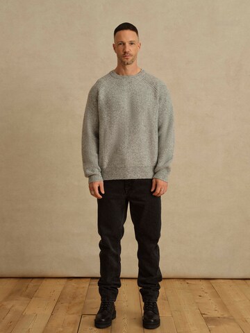 DAN FOX APPAREL Pulóver 'Michael' - szürke