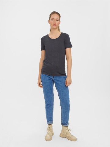 VERO MODA T-shirt 'Lowy' i grå