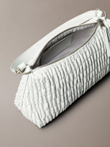 Calvin Klein - Mala de ombro em cinzento: topo