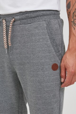 Tapered Pantaloni 'Nafado' di !Solid in grigio
