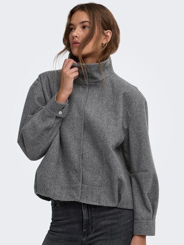pilka ONLY Demisezoninė striukė 'ONLAsta'