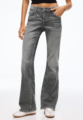 Bootcut Jeans di Bershka in grigio: frontale