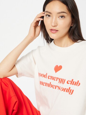 The Couture Club T-Shirt 'Good Energy' in Weiß