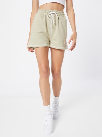 Missguided Shorts in hellgrün, Modelansicht