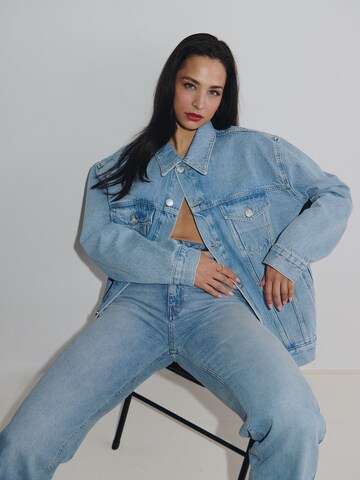 Veste mi-saison AMI ALY en bleu : devant