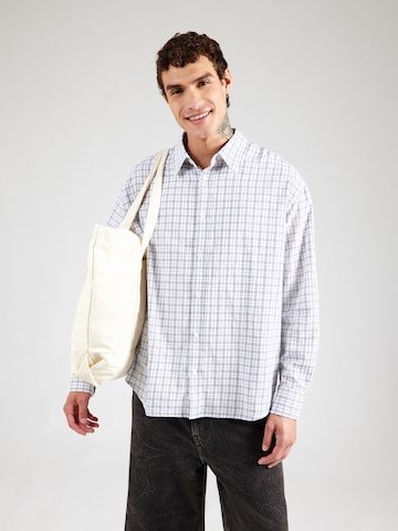 Comfort fit Camicia di WEEKDAY in bianco: frontale