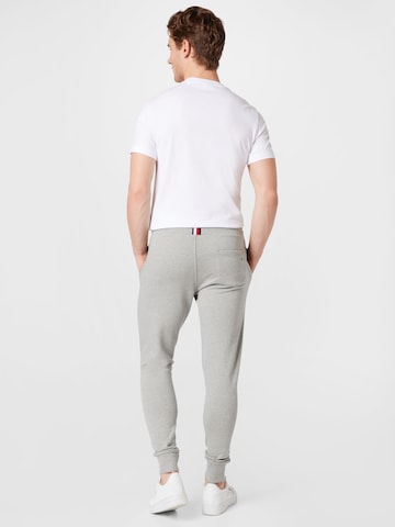 TOMMY HILFIGER Tapered Housut värissä harmaa