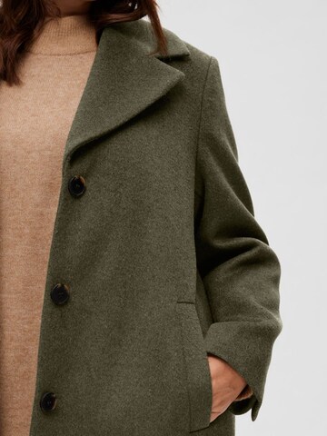 Cappotto di mezza stagione 'Sasja' di Selected Femme Curve in verde