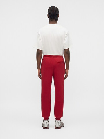 Tapered Pantaloni 'CLUB' de la Nike Sportswear pe roșu