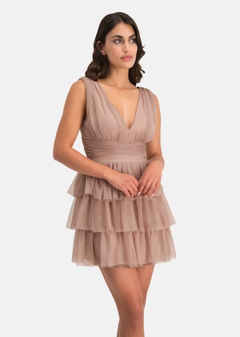 Nicowa Dress in Beige: front