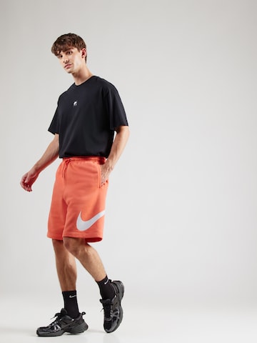Nike SportswearLoosefit Hlače 'CLUB' - crvena boja