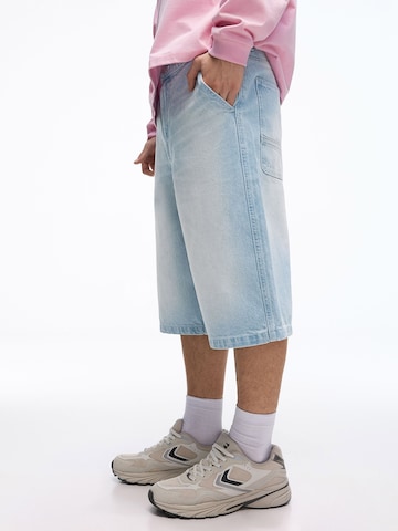 Bershka Široke hlačnice Kavbojke | modra barva: sprednja stran