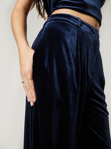 Hoermanseder x About You Wide leg Bandplooibroek 'Tara' in Blauw