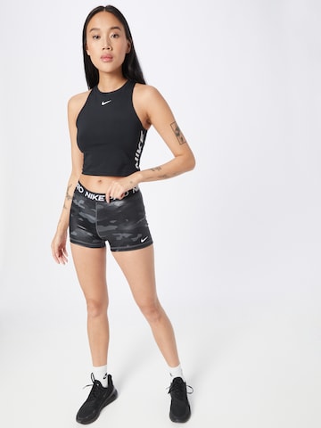 NIKE Skinny Sportshorts in Grau