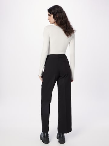 Gina Tricot Loose fit Pleat-front trousers 'Tammie' in Black