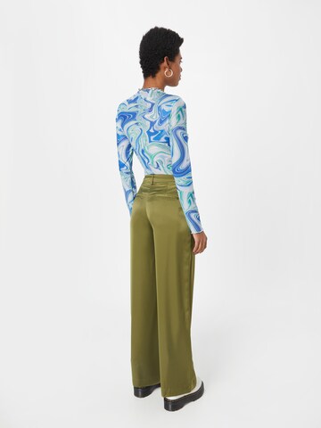 Wide Leg Pantalon à plis 'Riley' WEEKDAY en vert