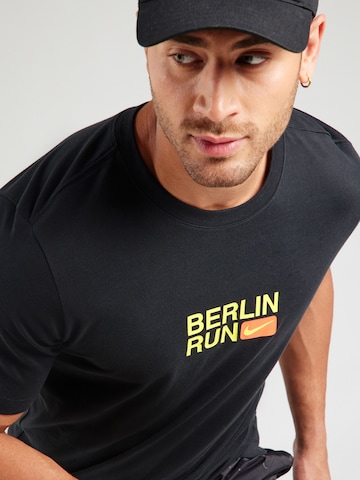 Tricou funcțional 'CITY MRTH' de la NIKE pe negru