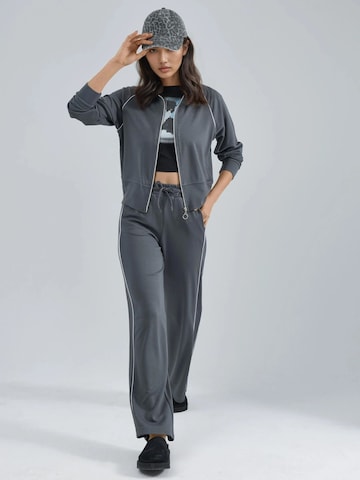 Tailleur di Hiccup in grigio