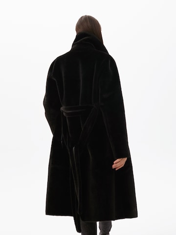 Lola Casademunt Pitkä talvitakki värissä musta