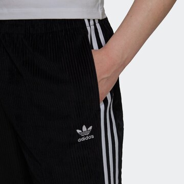 évasé Pantalon ADIDAS ORIGINALS en noir