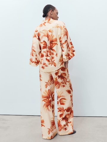 Wide leg Pantaloni cutați de la MANGO pe alb