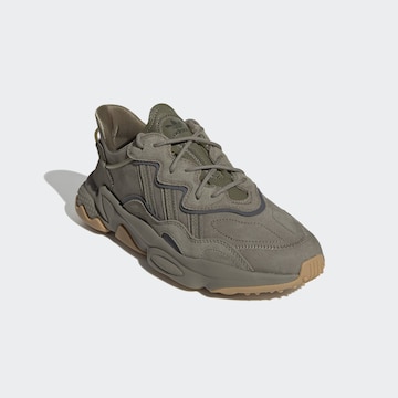 ADIDAS ORIGINALS - Sapatilhas baixas 'Ozweego' em verde