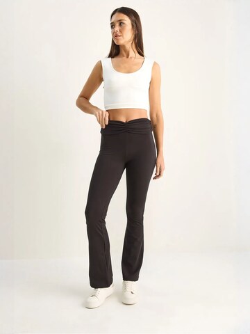 Flared Pantaloni di Bianco Lucci in nero
