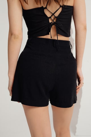 A LOT LESS Regular Shorts 'Delia' in Schwarz