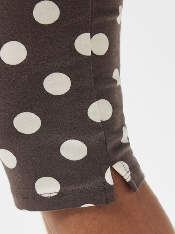 PIECES Slimfit Shorts 'PCAlli' in Braun