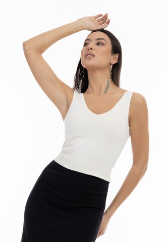 Top in maglia di faina in bianco